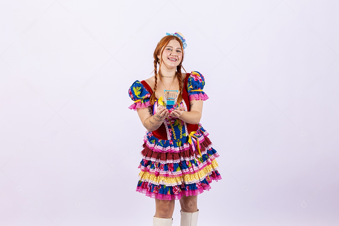 Linda mulher jovem usando roupas típicas de festas juninas