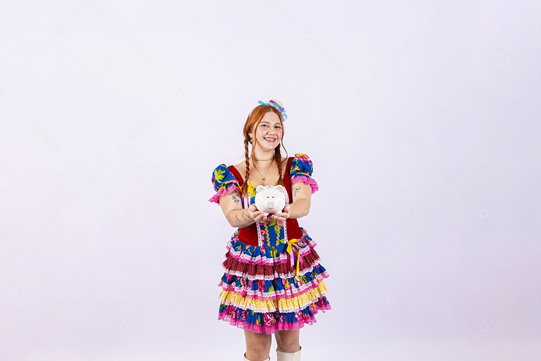 Linda mulher jovem usando roupas típicas de festas juninas