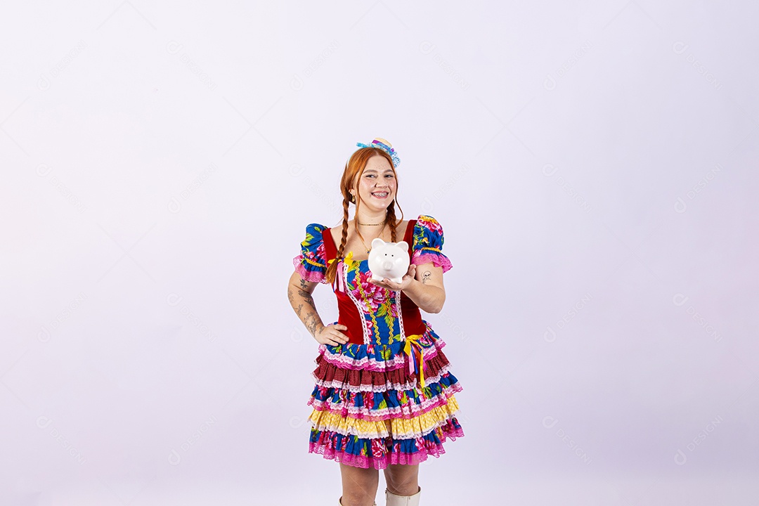 Linda mulher jovem usando roupas típicas de festas juninas