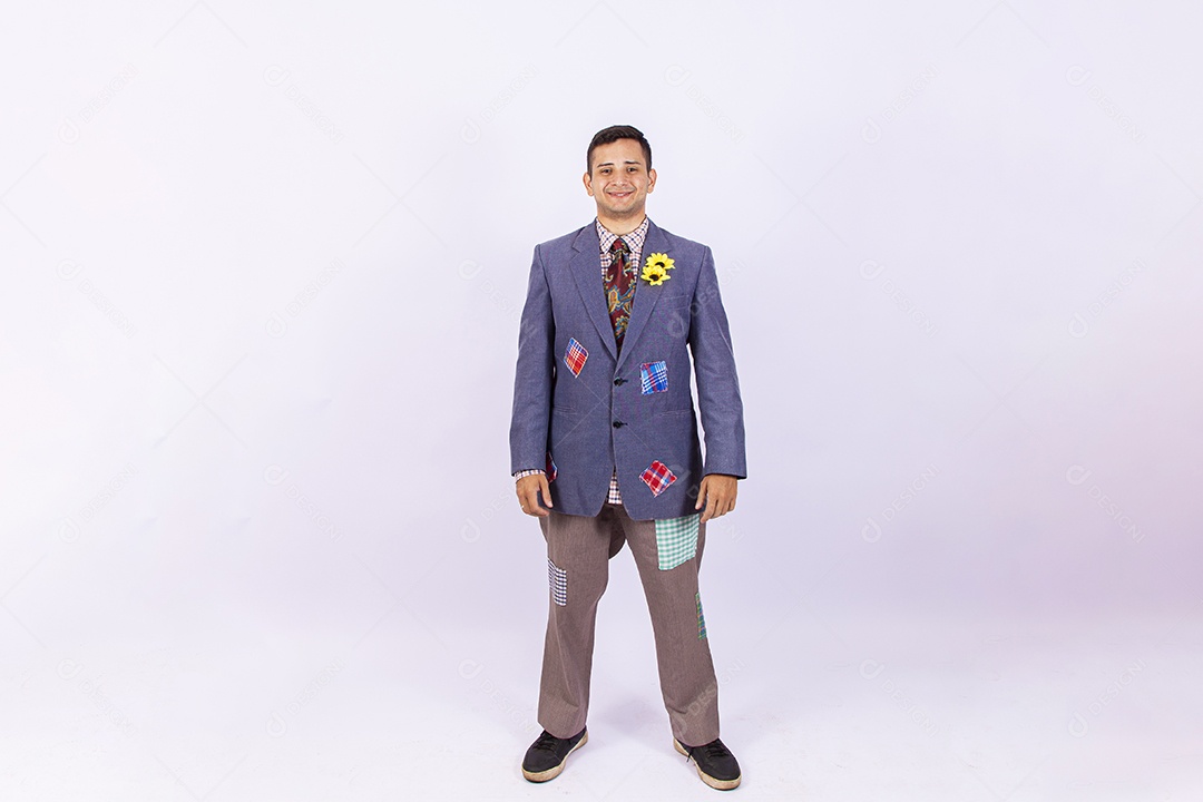 Homem jovem usando roupas típicas de festas juninas