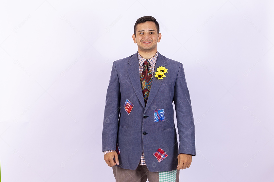 Homem jovem usando roupas típicas de festas juninas