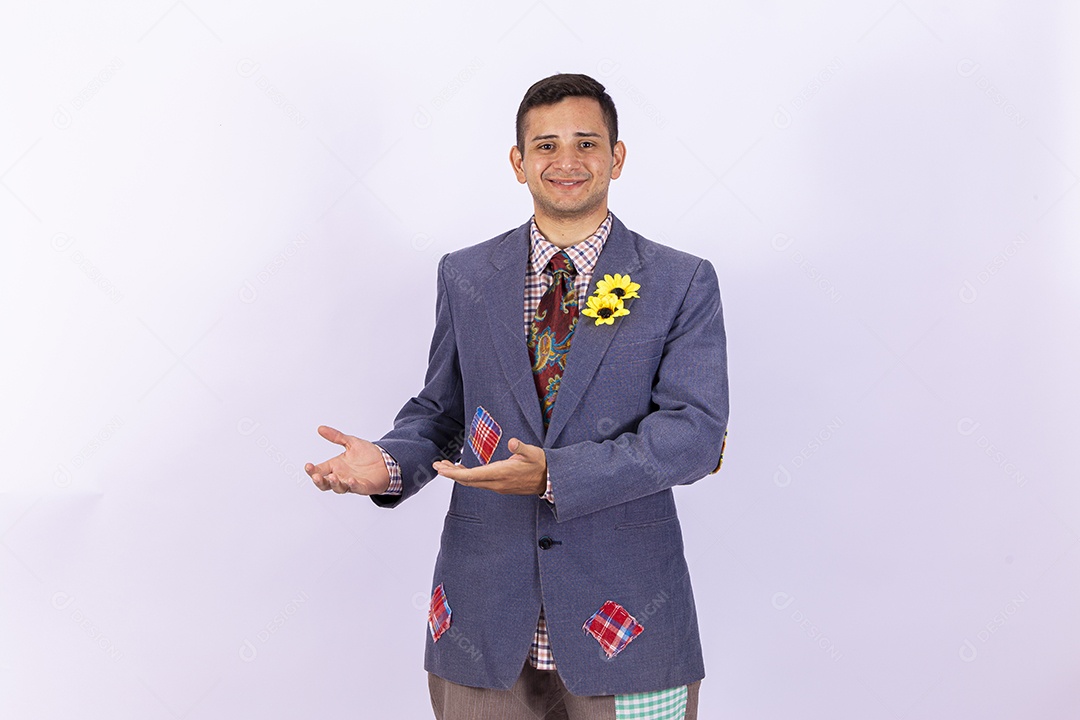 Homem jovem usando roupas típicas de festas juninas