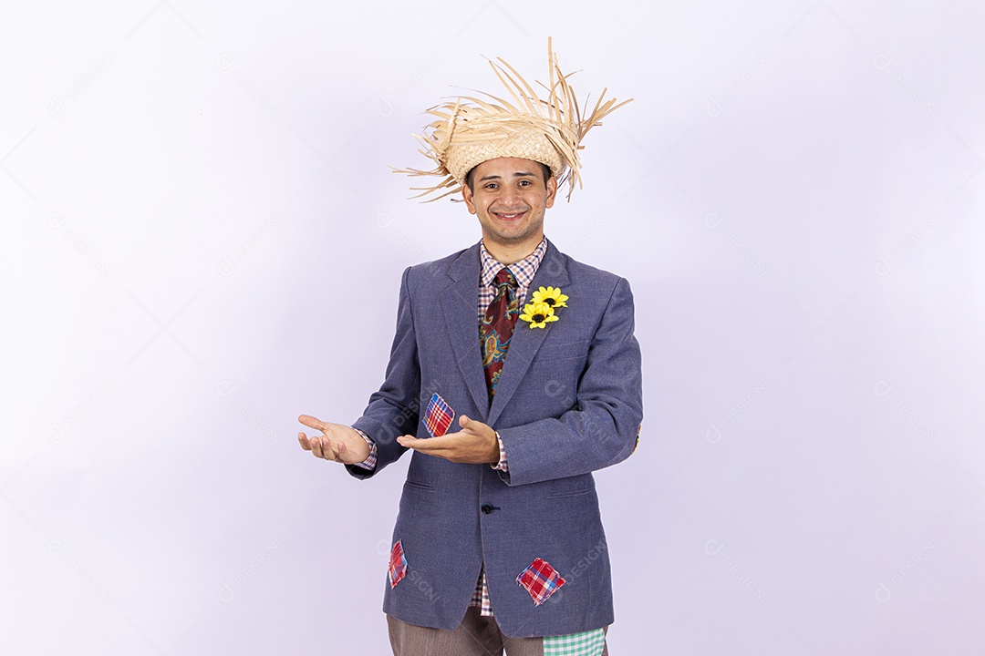 Homem jovem usando roupas típicas de festas juninas