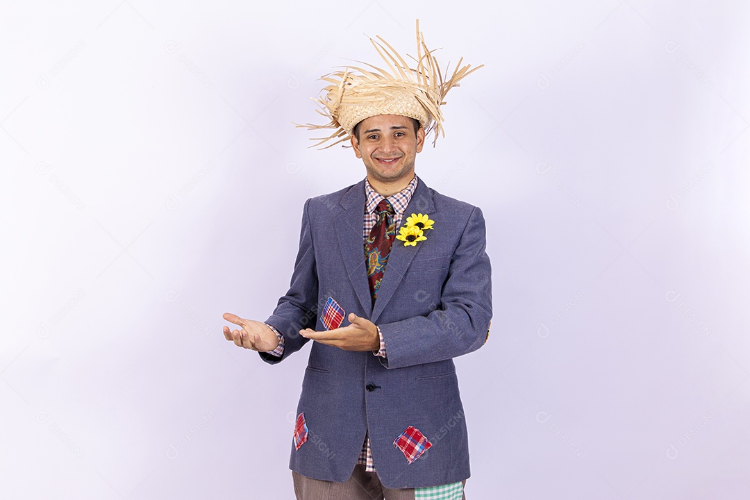 Homem jovem usando roupas típicas de festas juninas