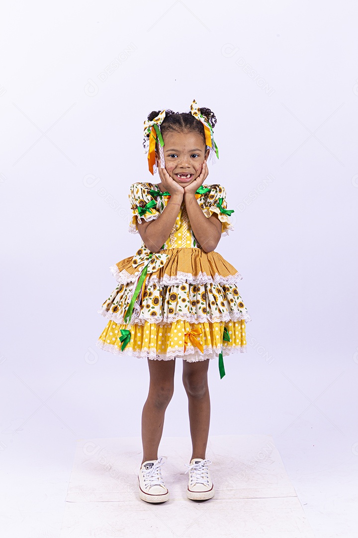 Linda criança usando roupas típicas de festas juninas