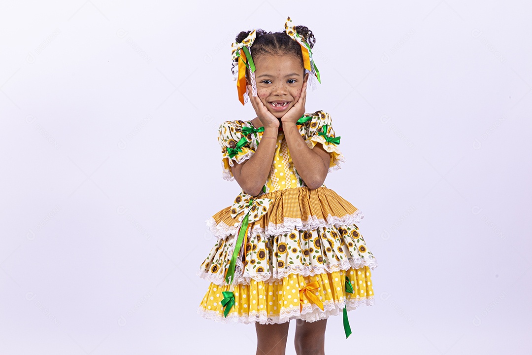Linda criança usando roupas típicas de festas juninas