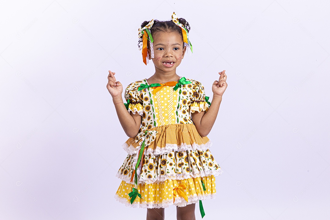 Linda criança usando roupas típicas de festas juninas