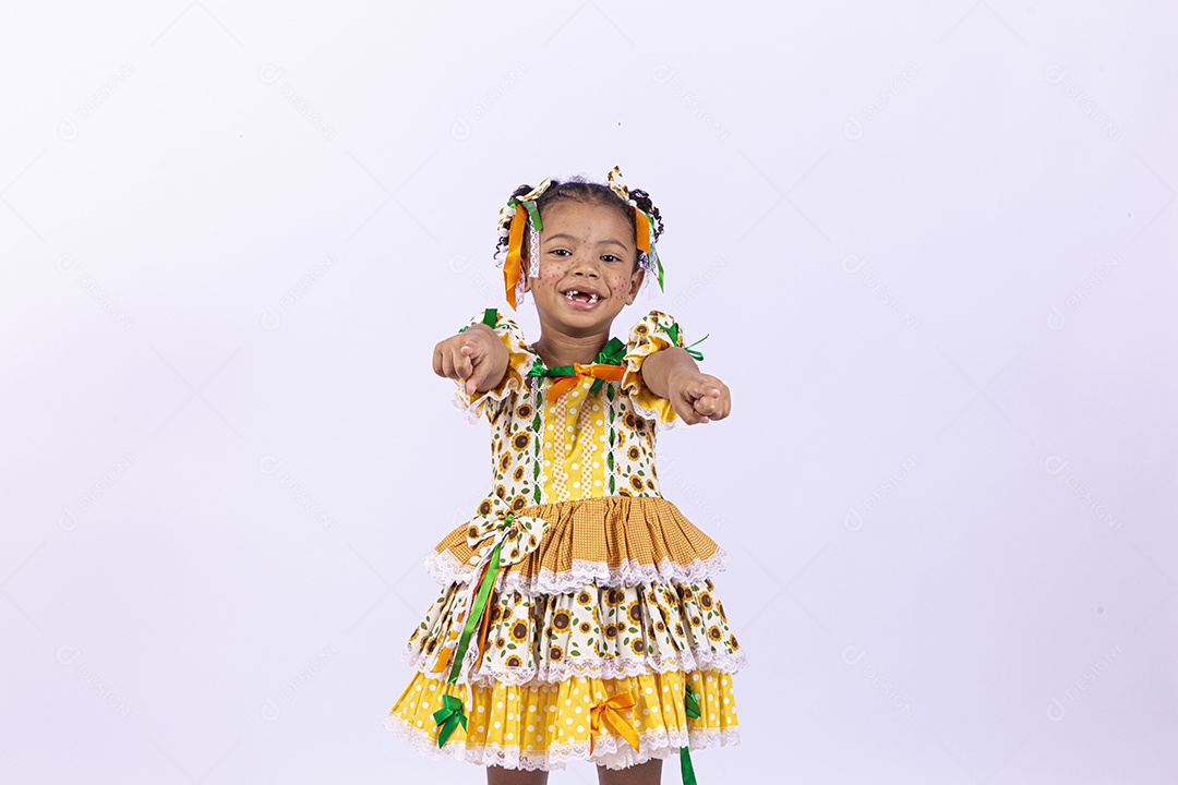 Linda criança usando roupas típicas de festas juninas