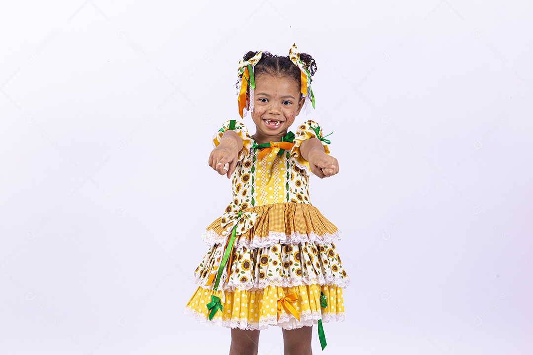 Linda criança usando roupas típicas de festas juninas