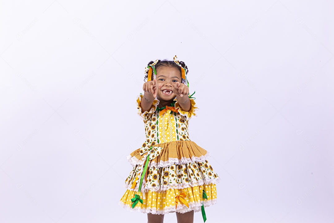 Linda criança usando roupas típicas de festas juninas