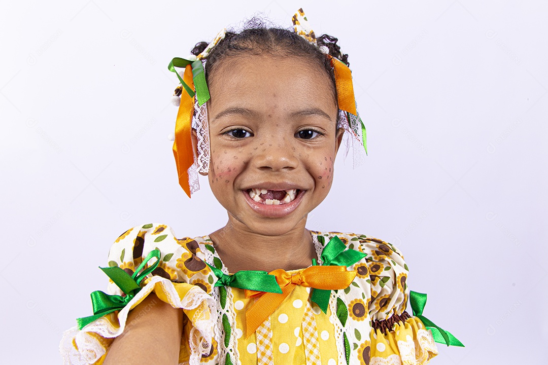 Linda criança usando roupas típicas de festas juninas