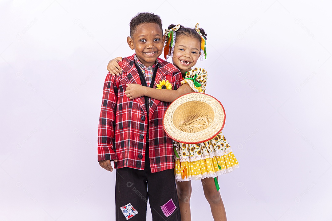 Lindas crianças usando roupas típicas de festas juninas