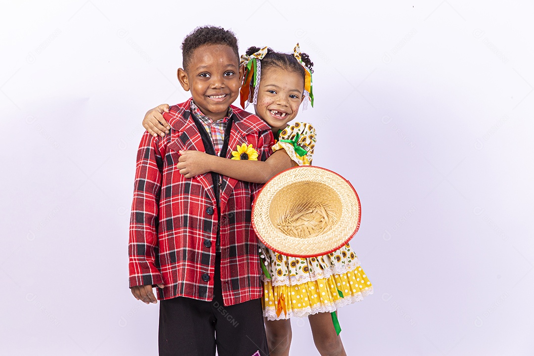 Lindas crianças usando roupas típicas de festas juninas