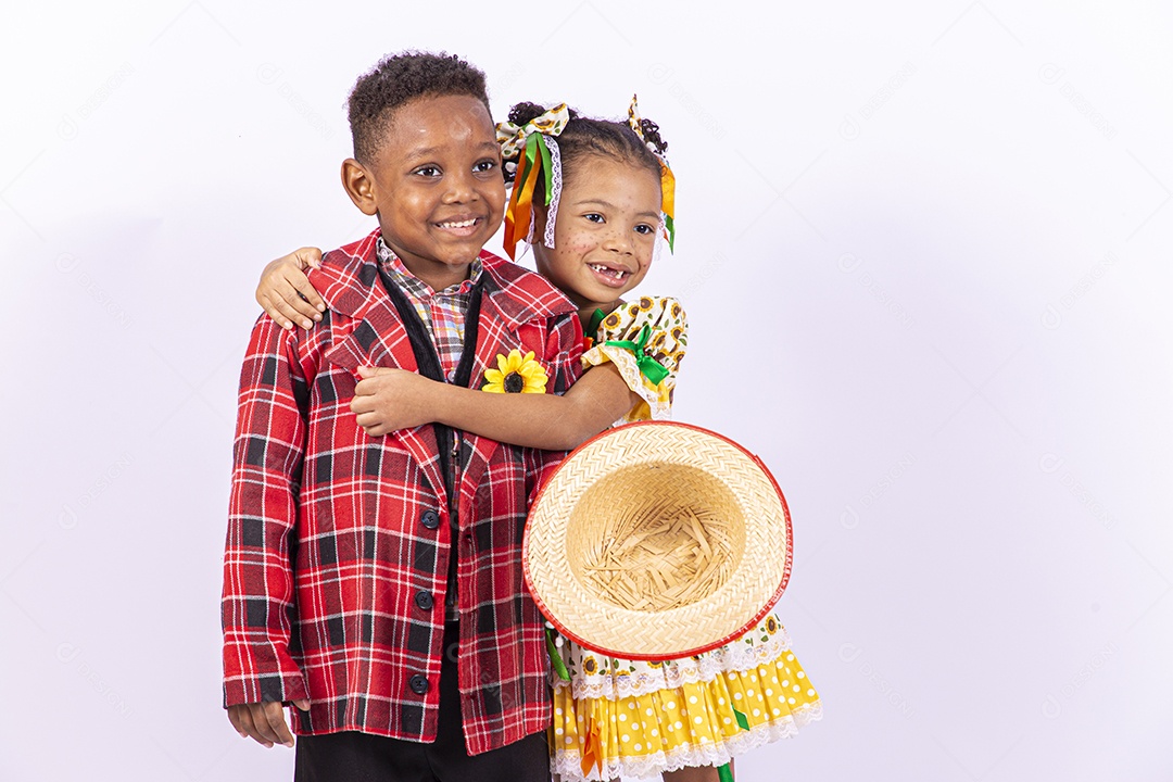 Lindas crianças usando roupas típicas de festas juninas