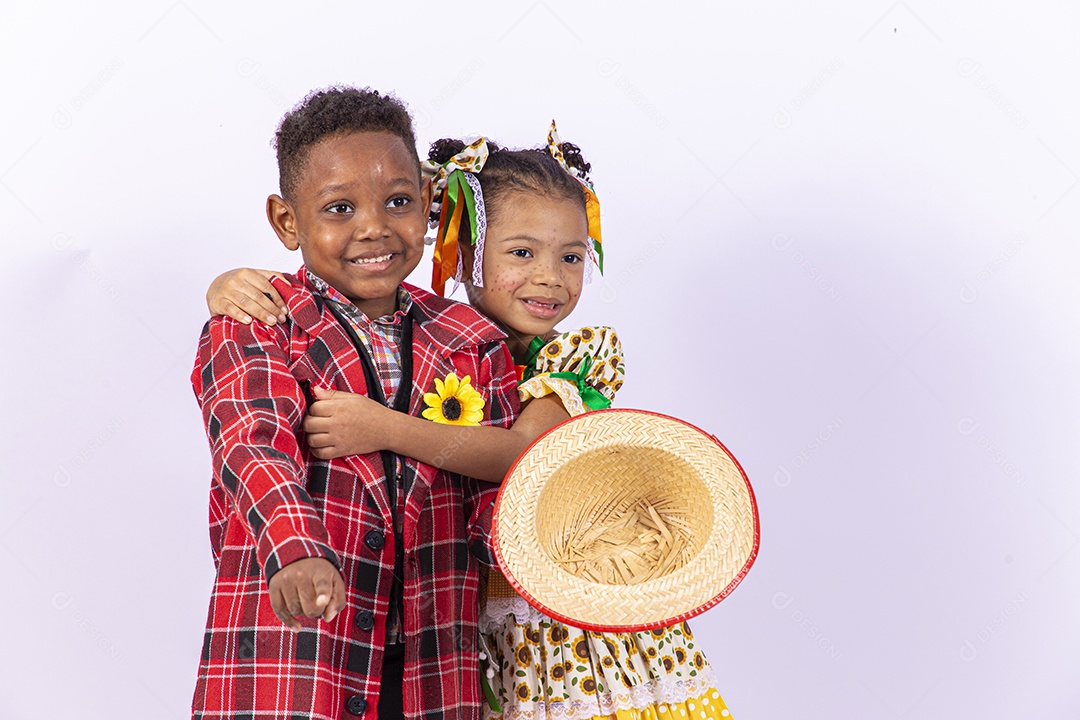 Lindas crianças usando roupas típicas de festas juninas
