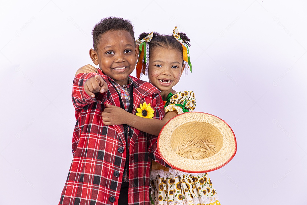 Lindas crianças usando roupas típicas de festas juninas