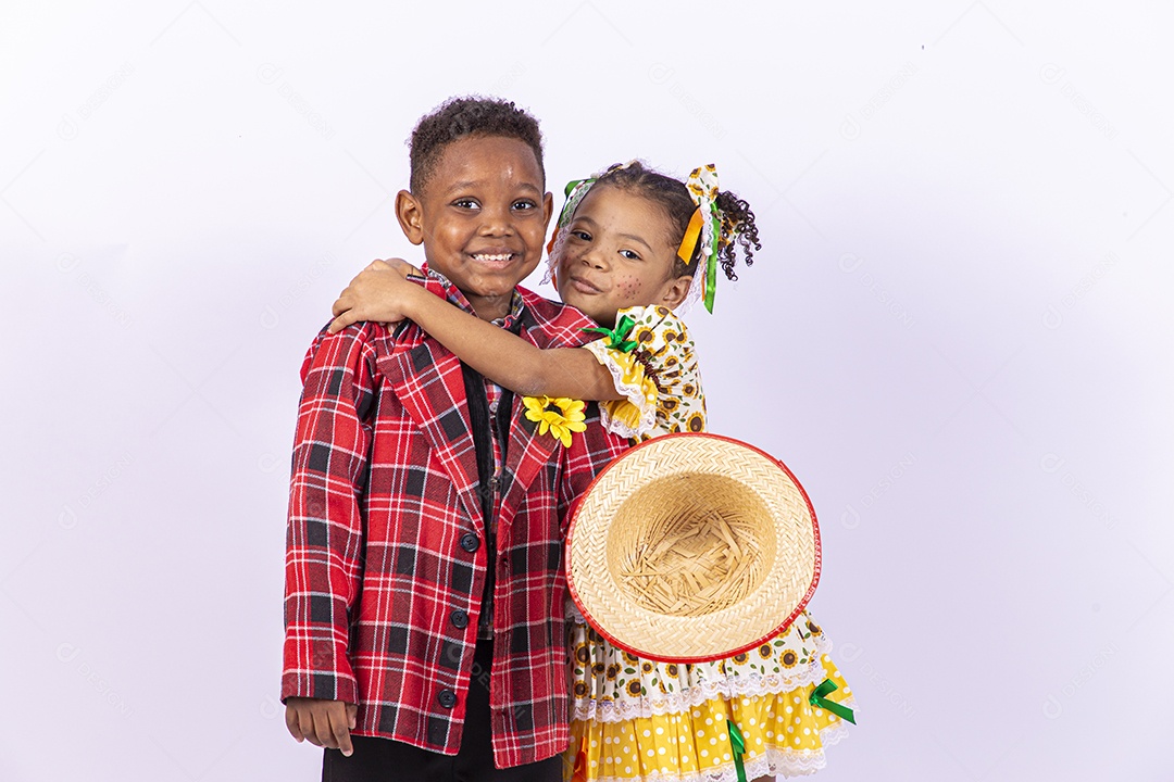 Lindas crianças usando roupas típicas de festas juninas