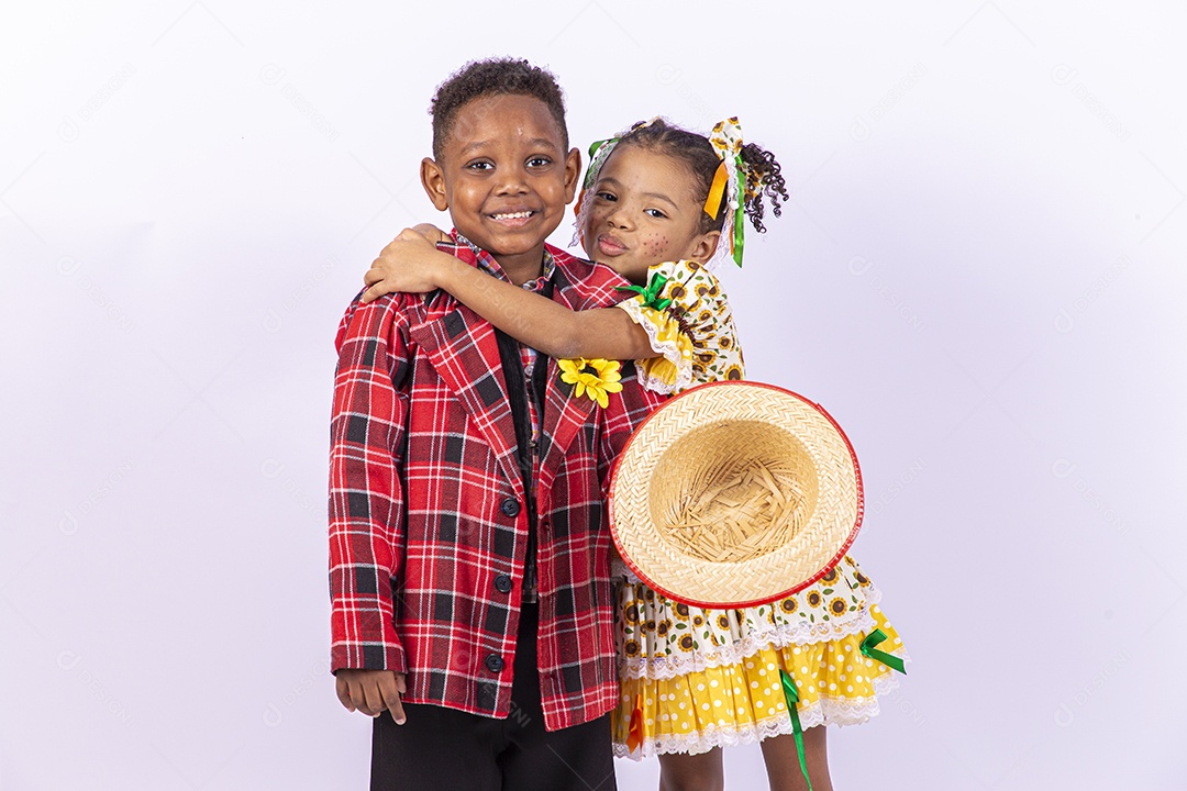 Lindas crianças usando roupas típicas de festas juninas