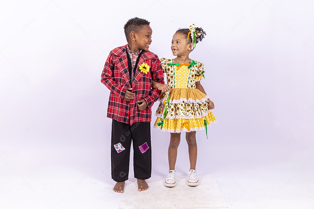 Lindas crianças usando roupas típicas de festas juninas