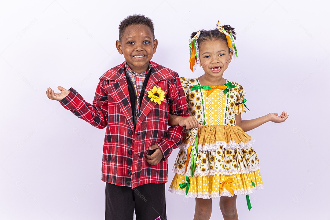 Lindas crianças usando roupas típicas de festas juninas