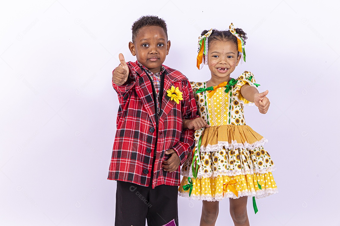 Lindas crianças usando roupas típicas de festas juninas