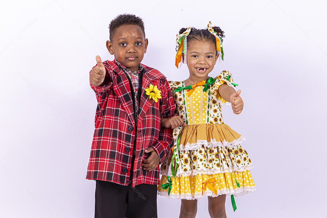 Lindas crianças usando roupas típicas de festas juninas