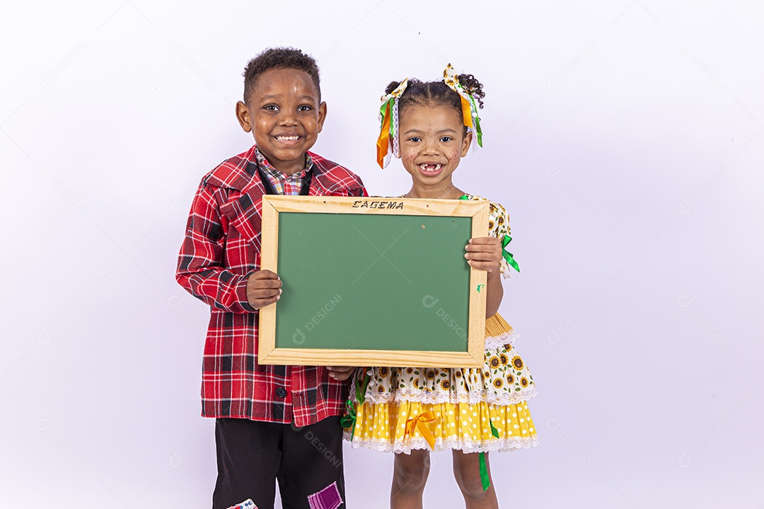 Lindas crianças usando roupas típicas de festas juninas