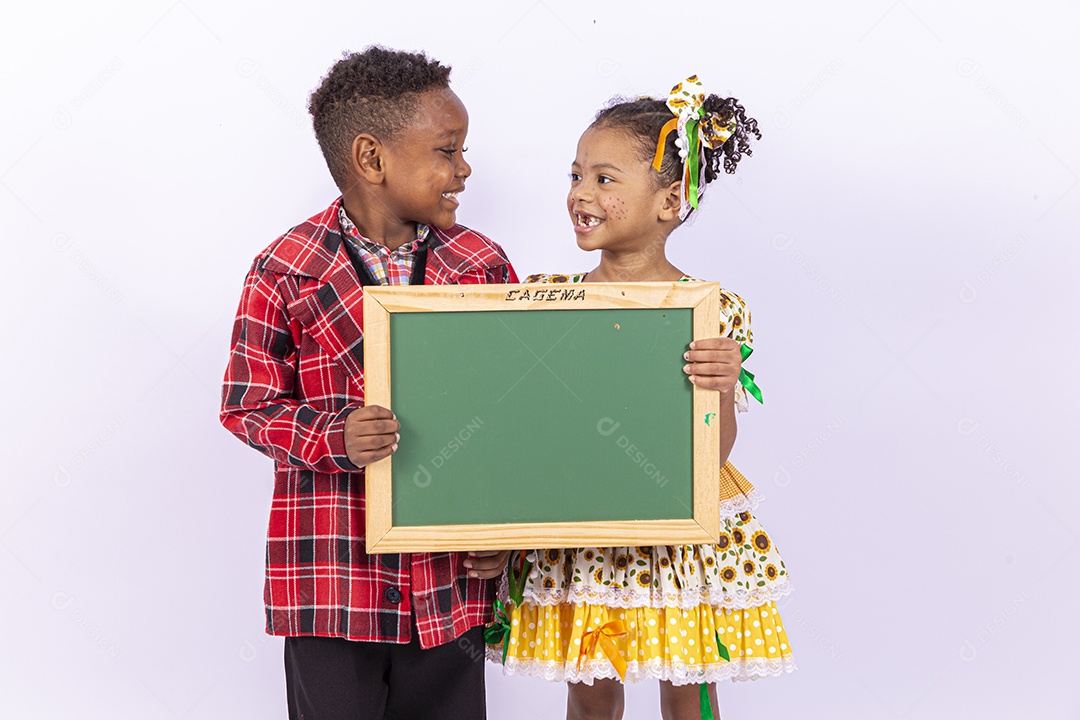 Lindas crianças usando roupas típicas de festas juninas