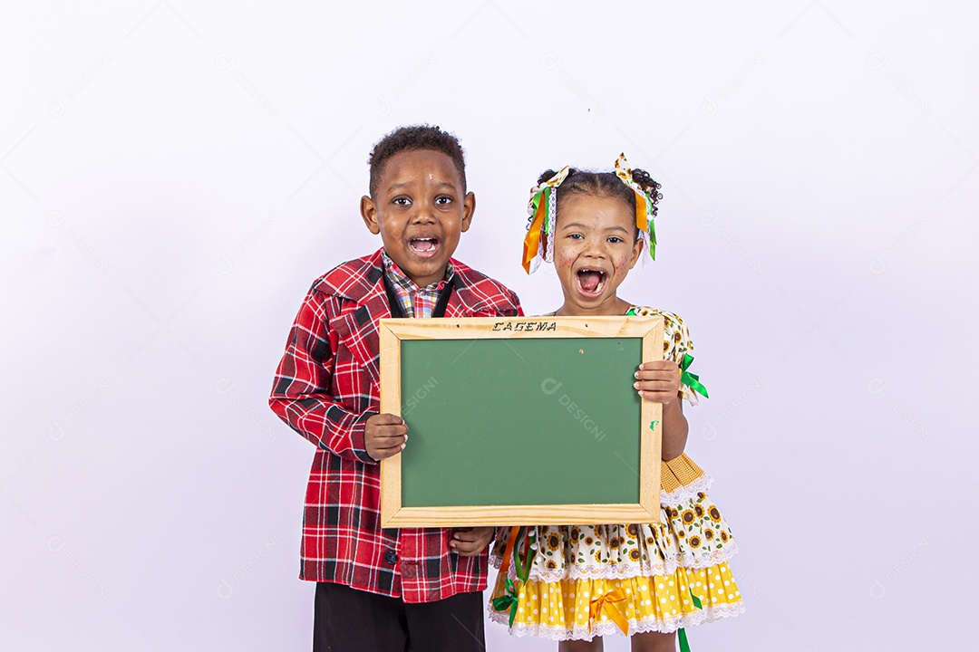 Lindas crianças usando roupas típicas de festas juninas