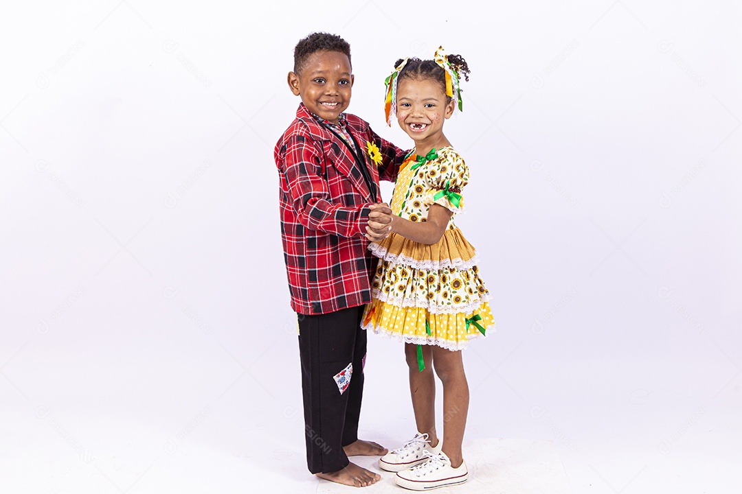 Lindas crianças usando roupas típicas de festas juninas