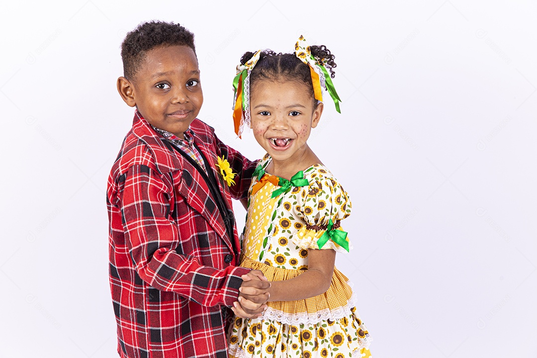 Lindas crianças usando roupas típicas de festas juninas