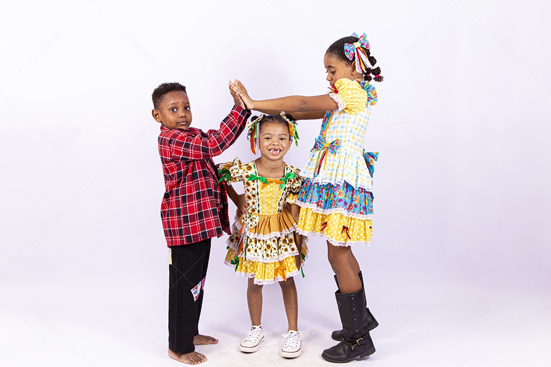 Lindas crianças usando roupas típicas de festas juninas