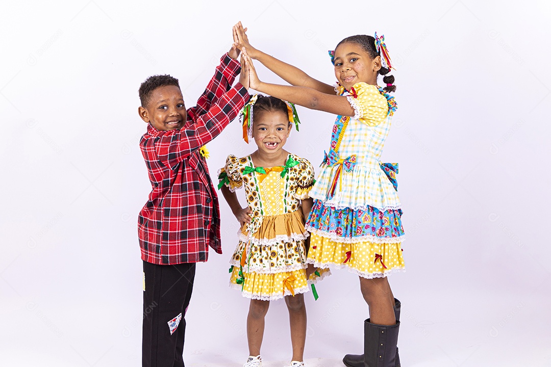 Lindas crianças usando roupas típicas de festas juninas