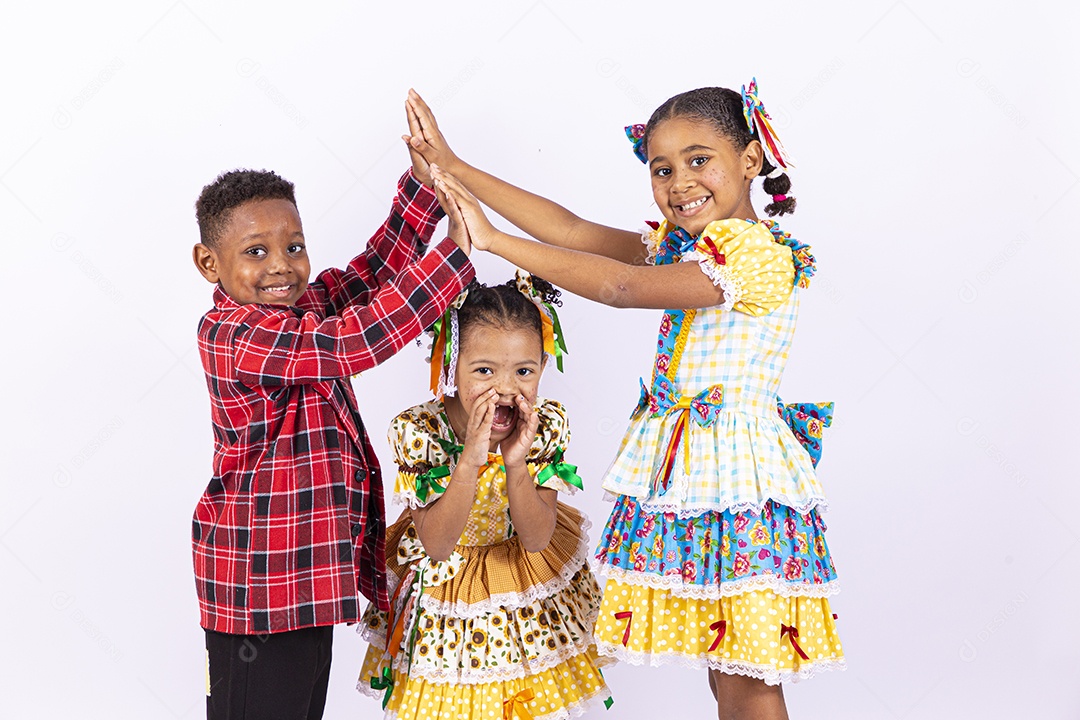 Lindas crianças usando roupas típicas de festas juninas