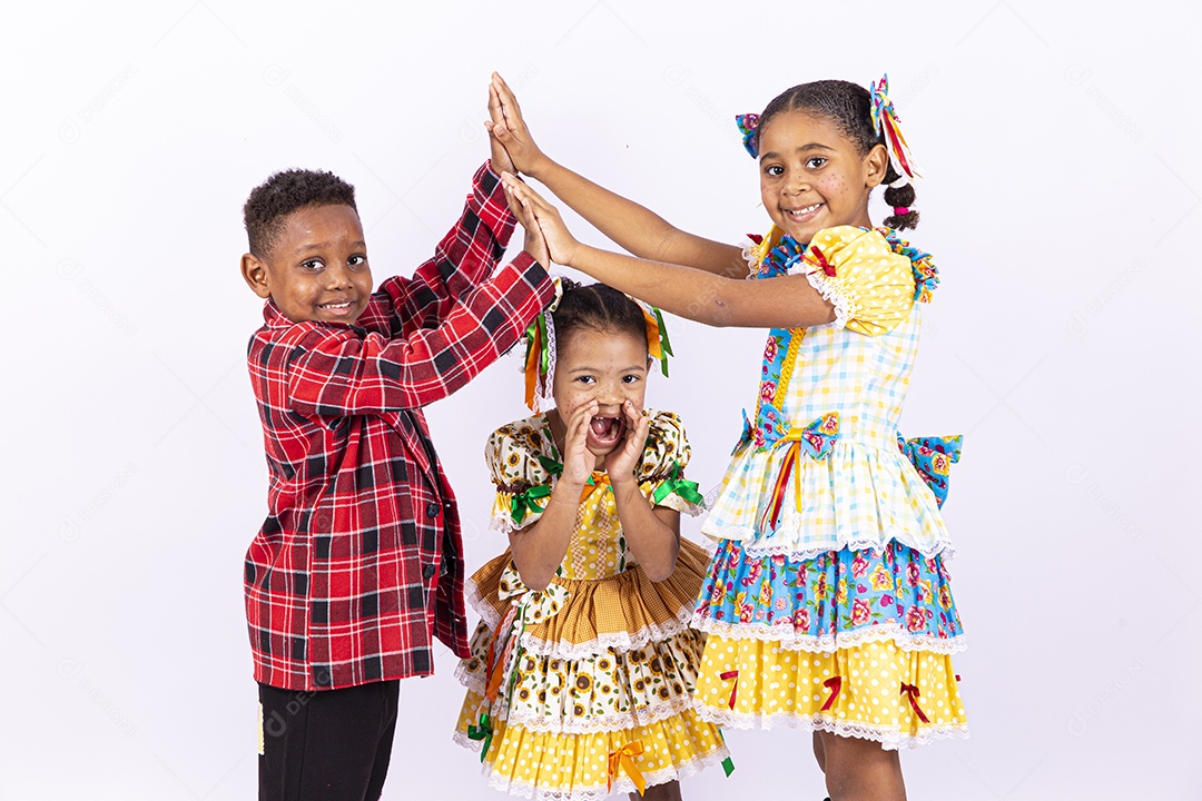 Lindas crianças usando roupas típicas de festas juninas