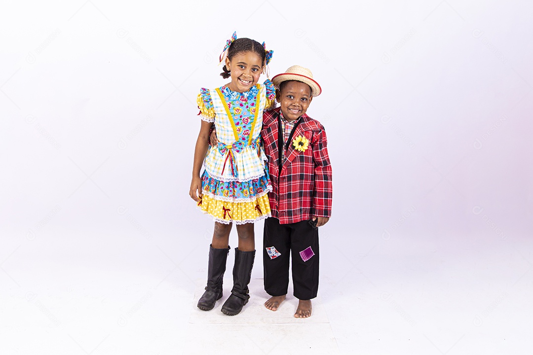 Linda criança usando roupas típicas de festas juninas