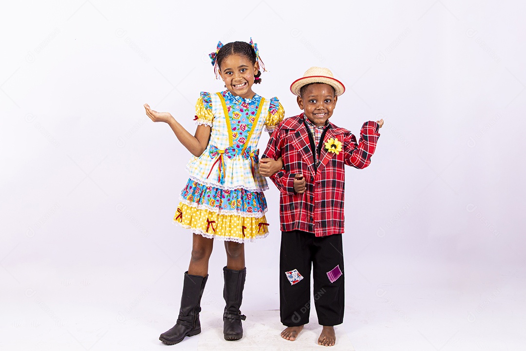 Linda criança usando roupas típicas de festas juninas