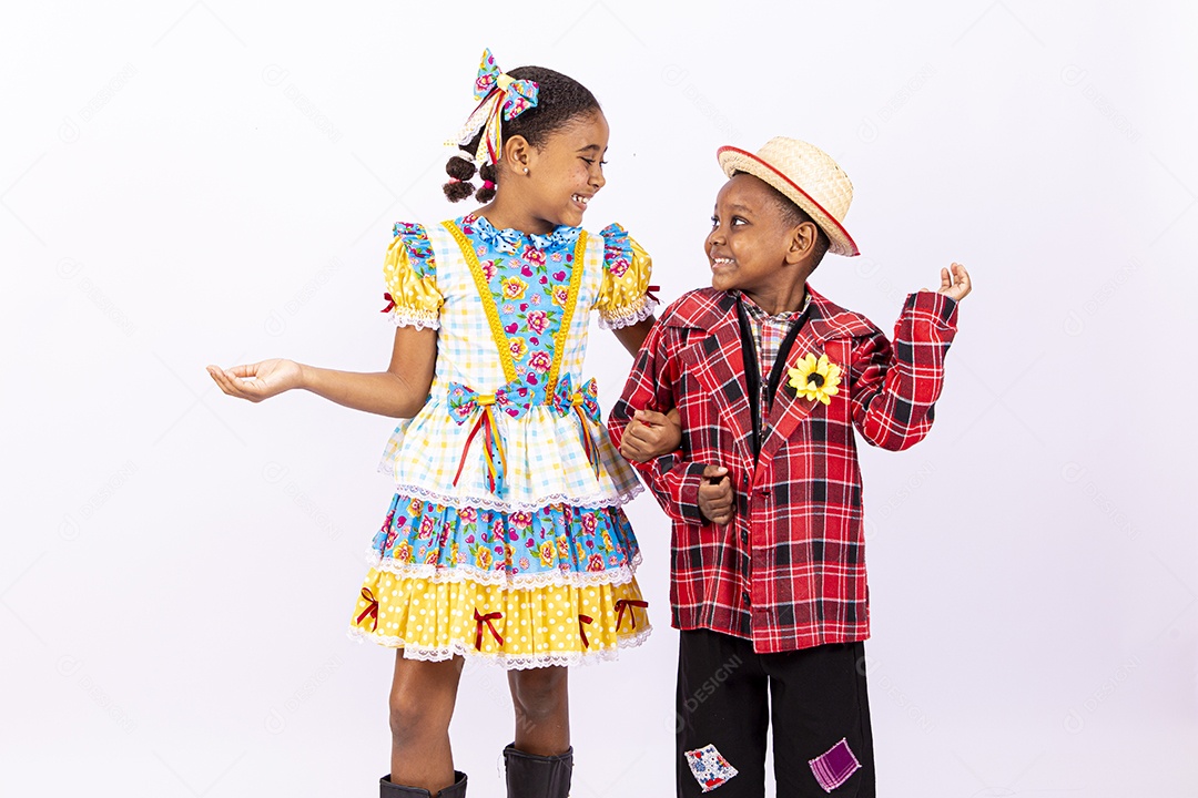 Linda criança usando roupas típicas de festas juninas