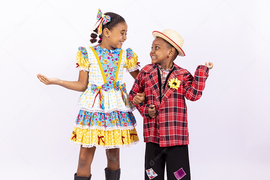 Lindas crianças usando roupas típicas de festas juninas