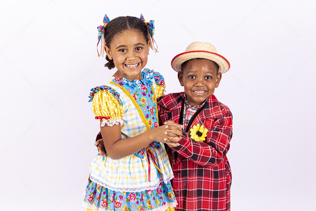 Lindas crianças usando roupas típicas de festas juninas