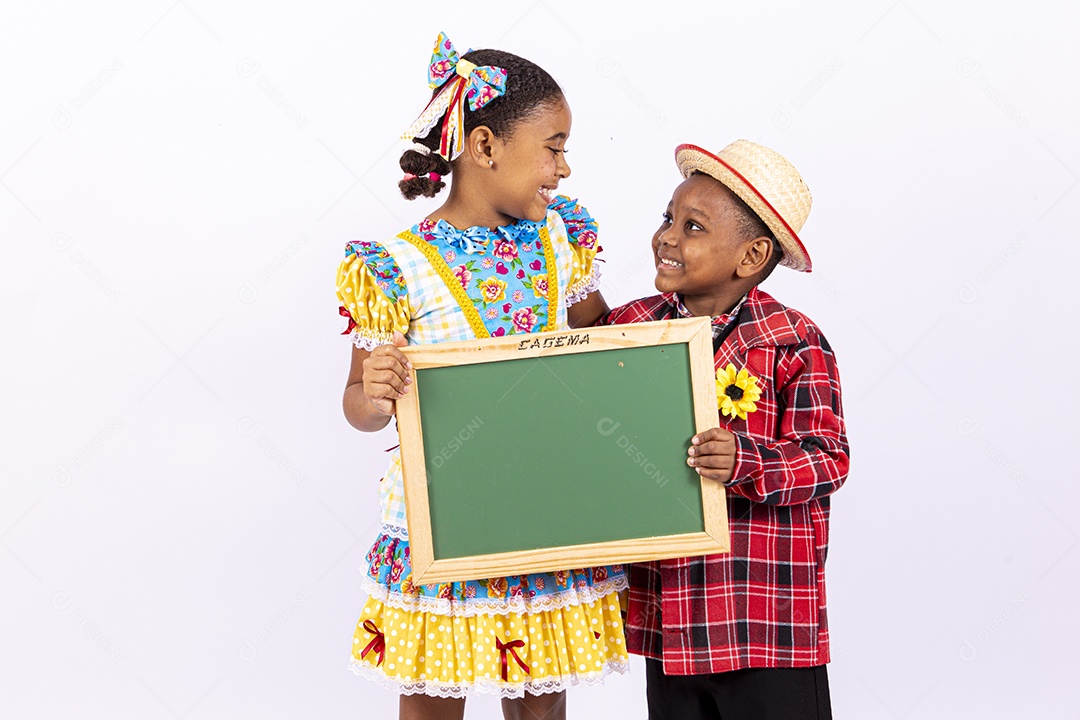 Lindas crianças usando roupas típicas de festas juninas