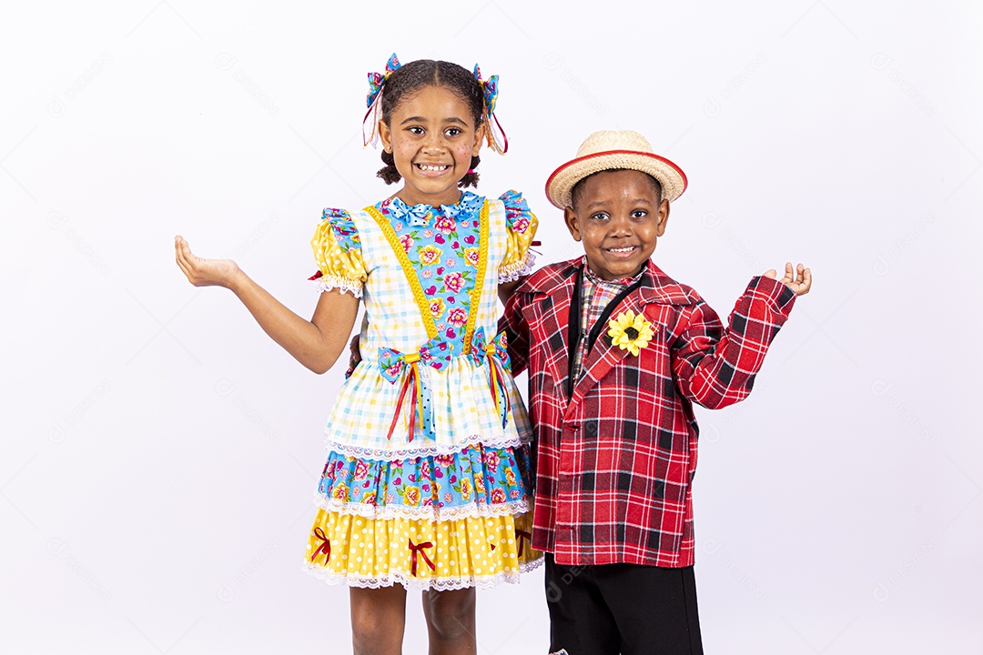 Lindas crianças usando roupas típicas de festas juninas