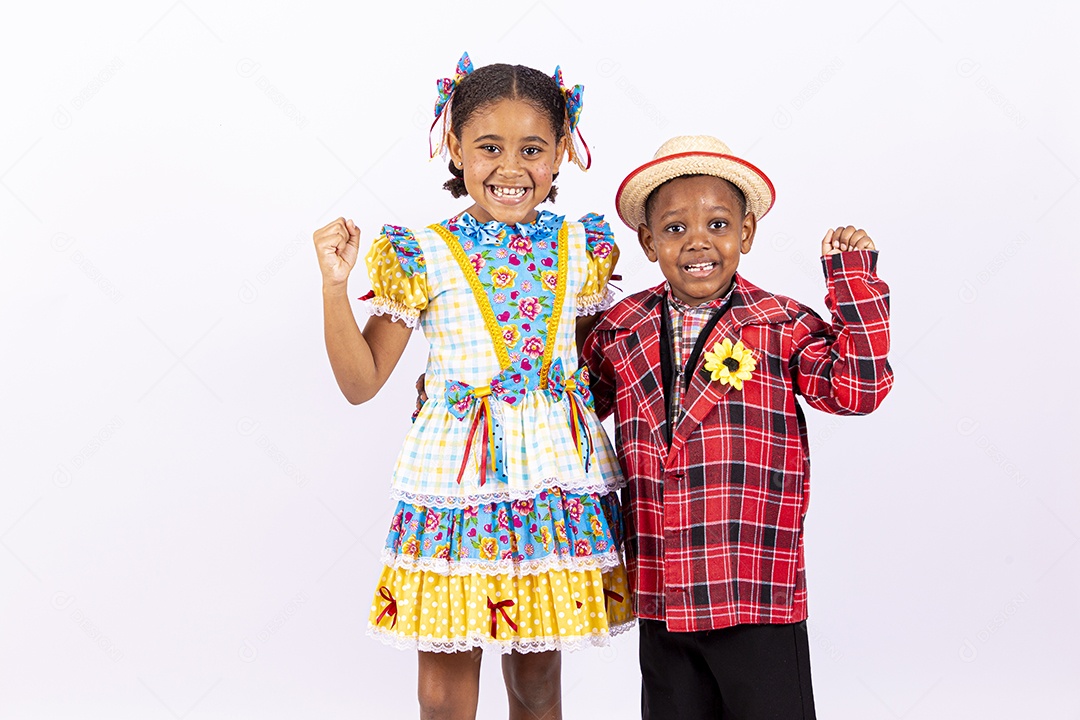Lindas crianças usando roupas típicas de festas juninas
