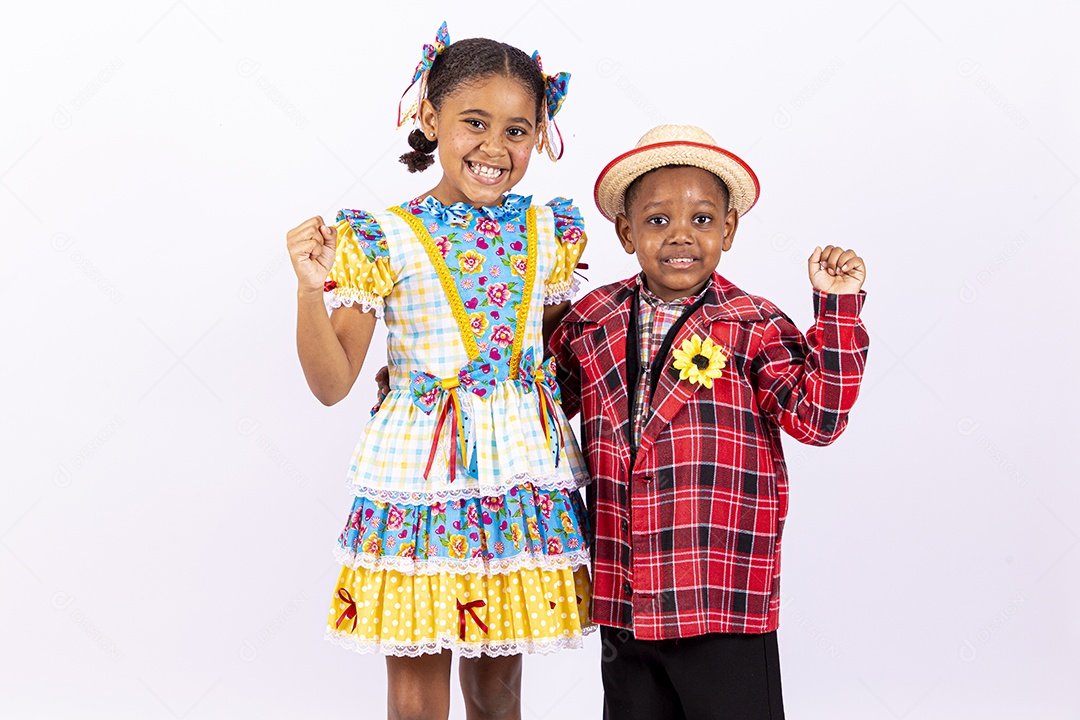 Lindas crianças usando roupas típicas de festas juninas