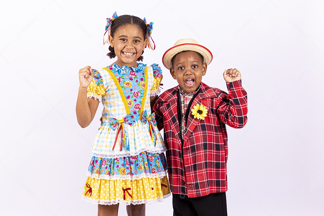 Lindas crianças usando roupas típicas de festas juninas