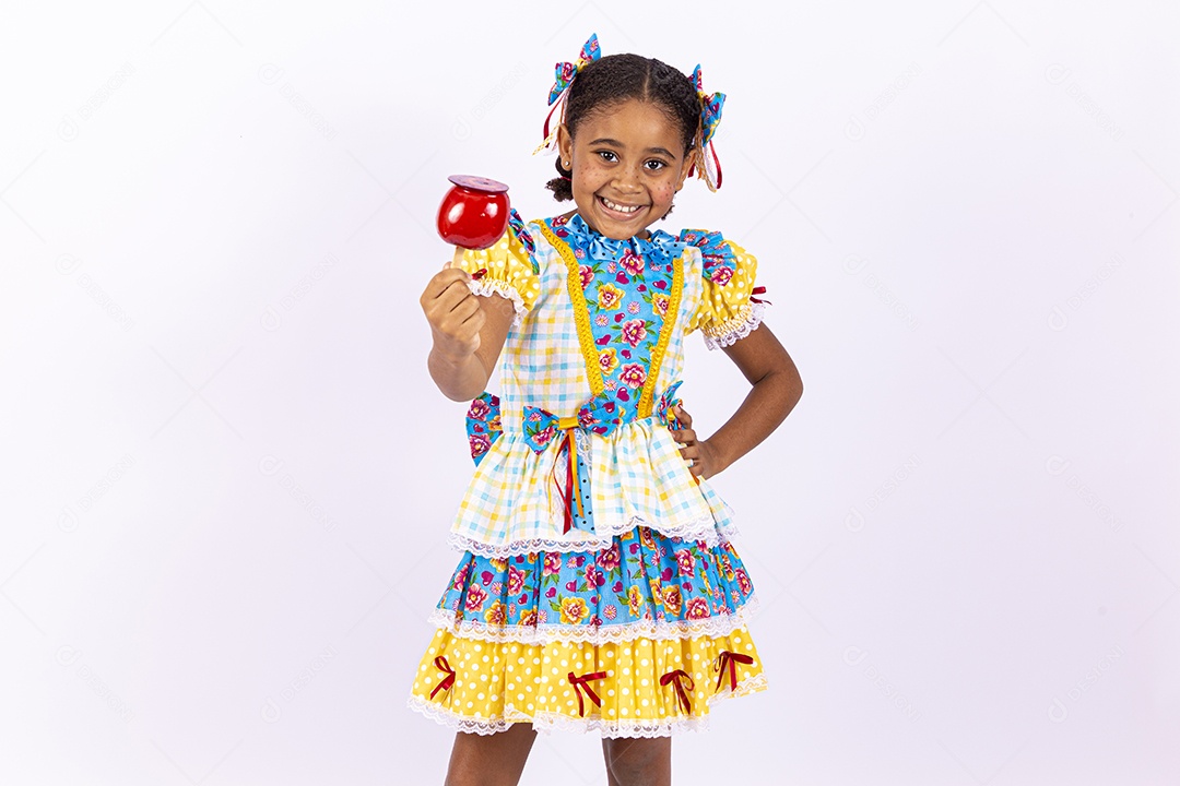 Linda criança usando roupas típicas de festas juninas