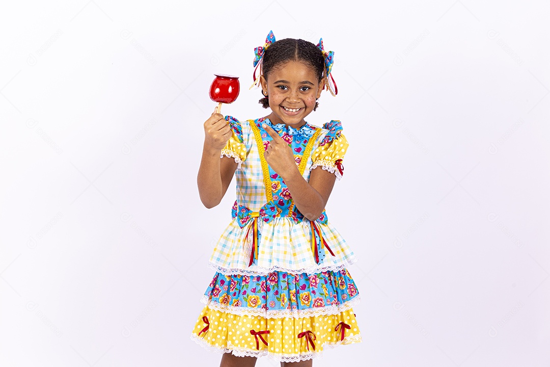 Linda criança usando roupas típicas de festas juninas