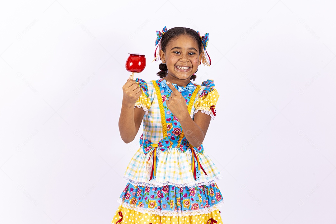 Linda criança usando roupas típicas de festas juninas