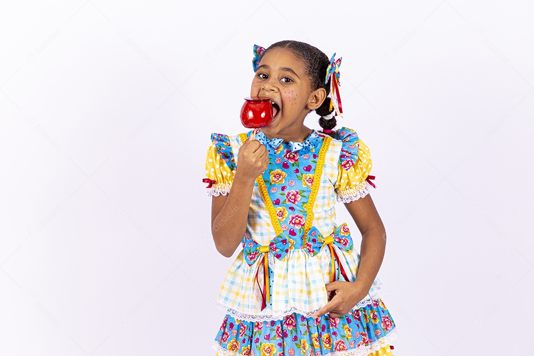 Linda criança usando roupas típicas de festas juninas