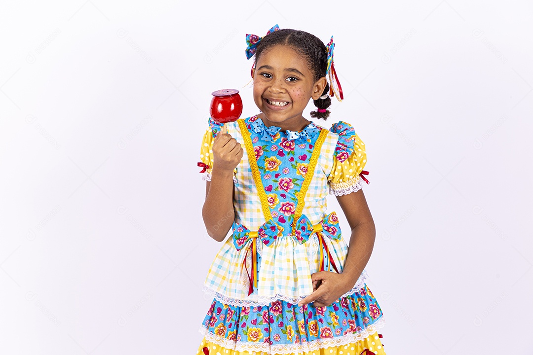 Linda criança usando roupas típicas de festas juninas
